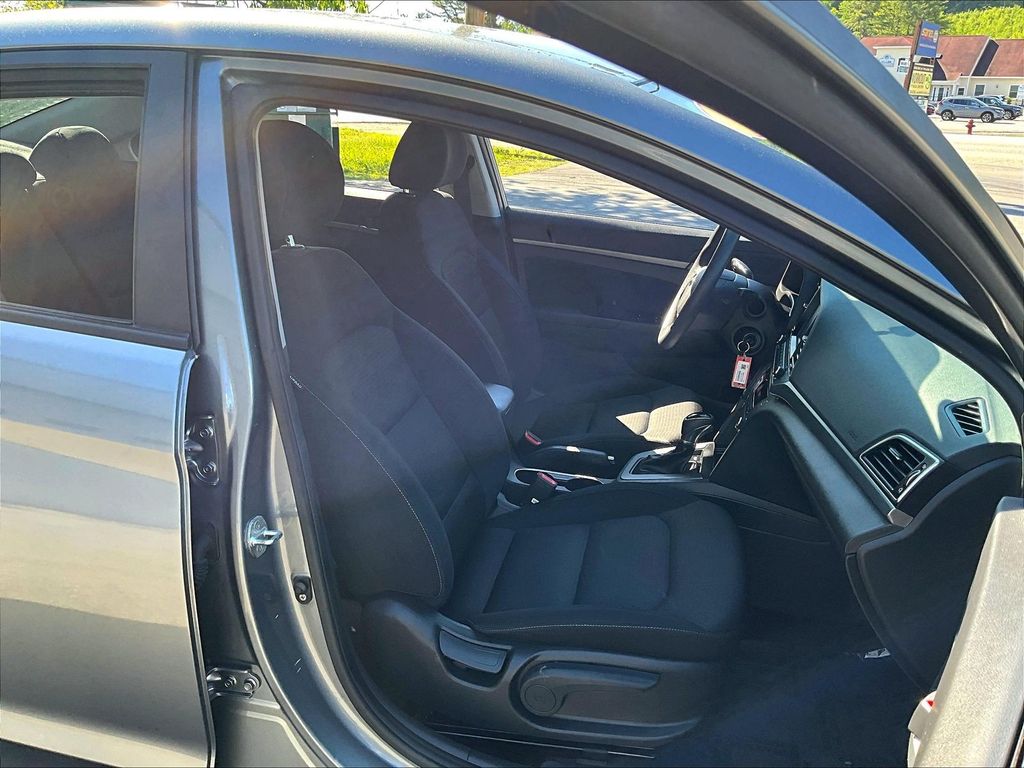 2018 Hyundai Elantra — photo 11