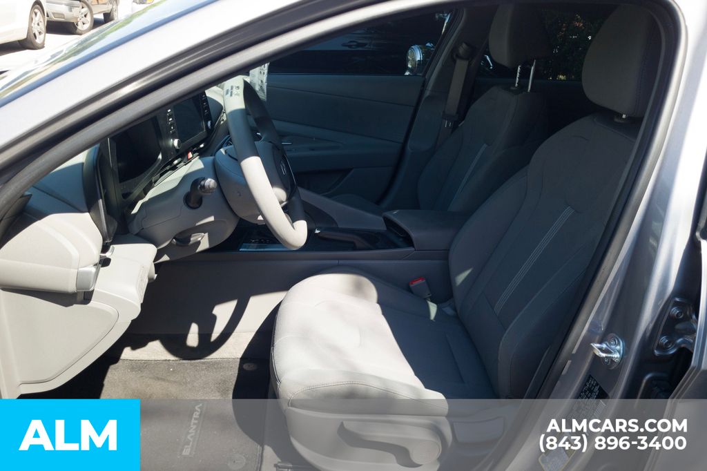Used 2025 Silver Hyundai SE image 6