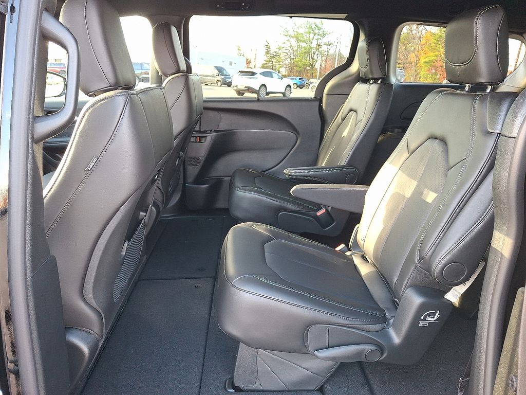 2026 Chrysler Pacifica — photo 6