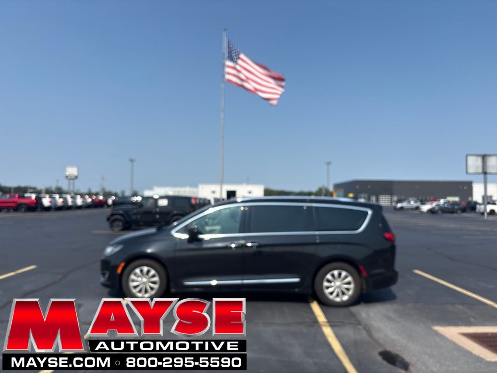 Brilliant Black Crystal Pearlcoat 2018 Chrysler Pacifica Minivan Front-Wheel Drive 9-Speed Automatic
