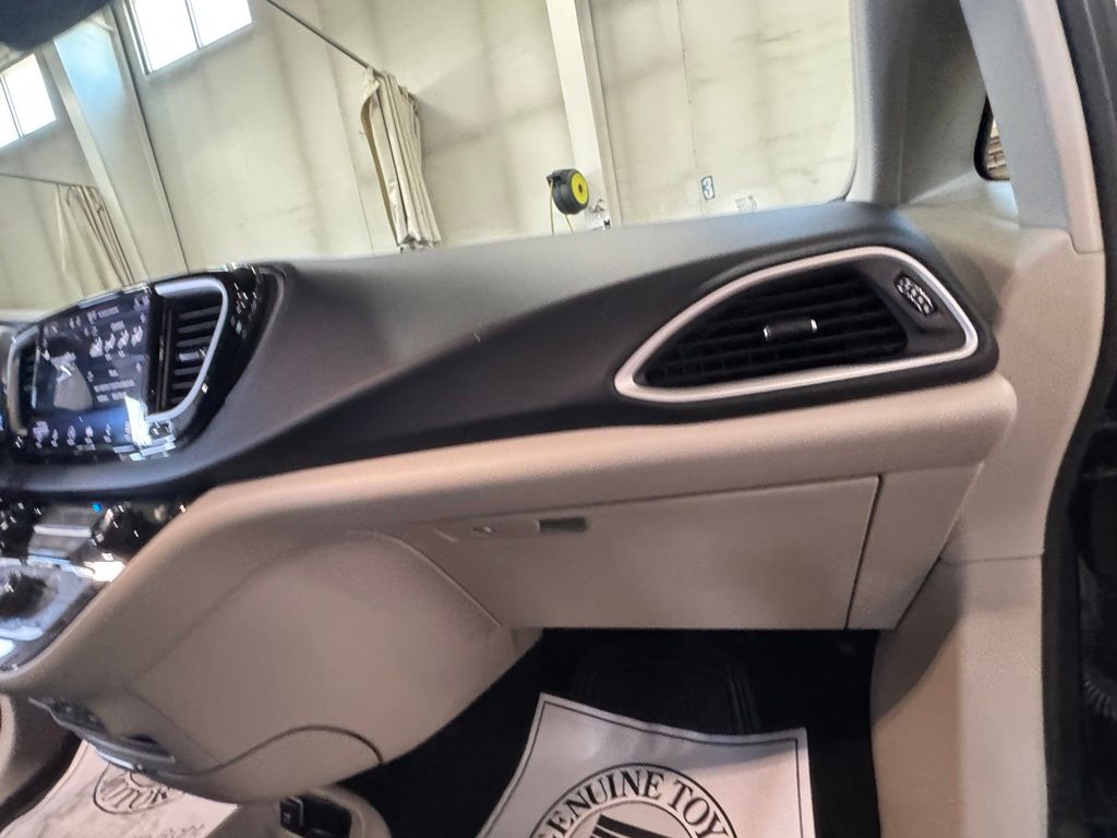 Used 2023 Chrysler Pacifica Van
