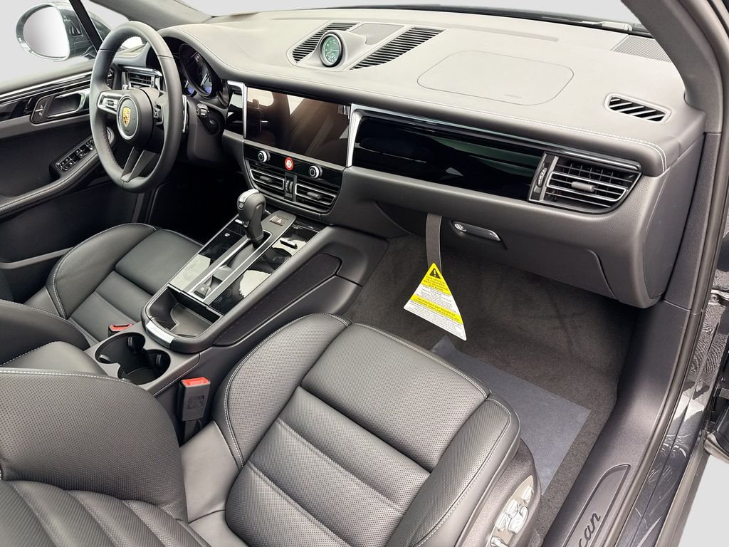 Thumbnail: 2026 Porsche Macan - 20