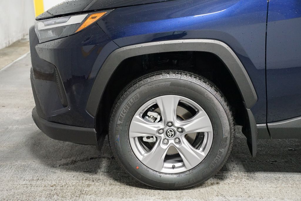 2025 Toyota RAV4 XLE 5
