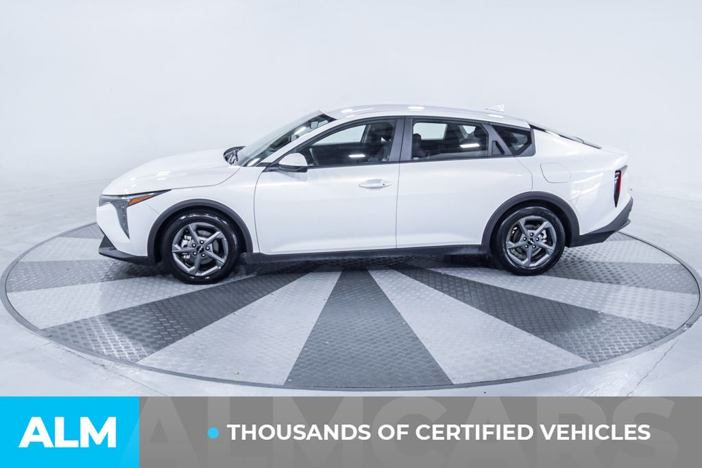Used 2025 White Kia LXS image 4