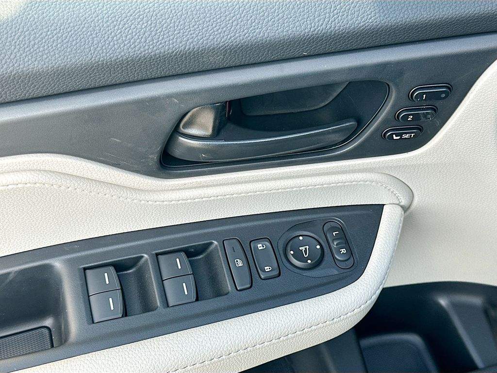 2025 Honda Odyssey EX-L 19