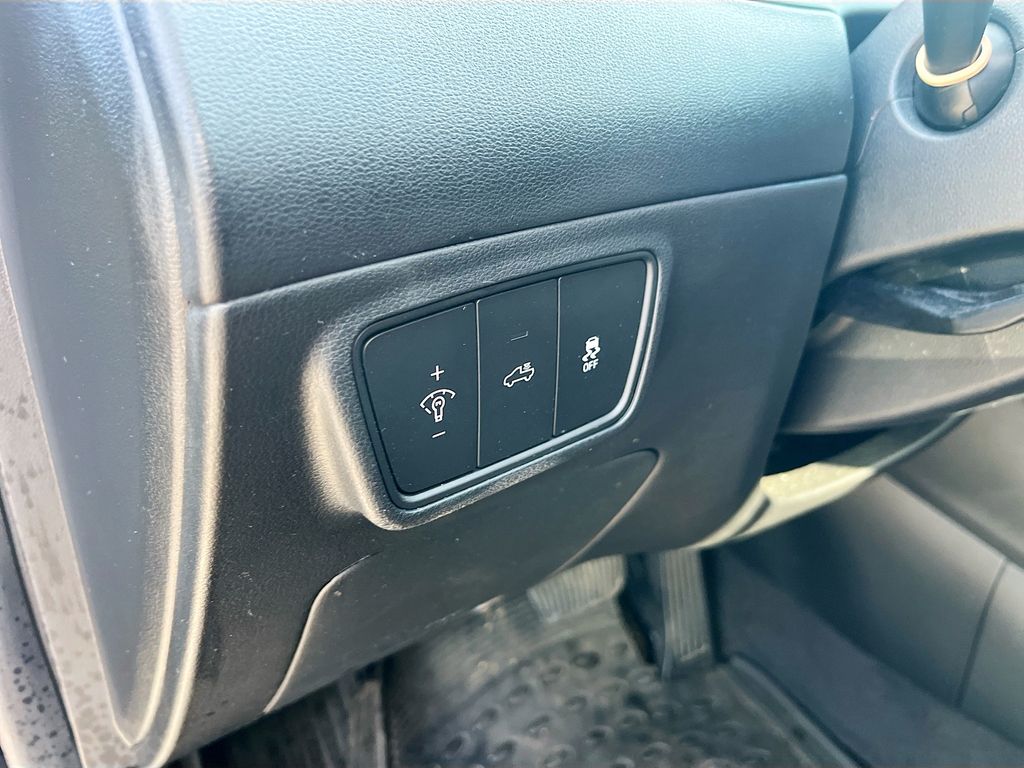 Used 2022 Green Hyundai SEL image 10