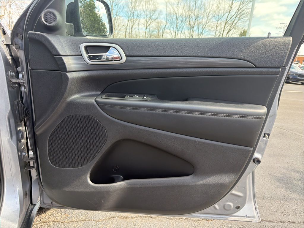 Thumbnail: 2021 Jeep Grand Cherokee - 24