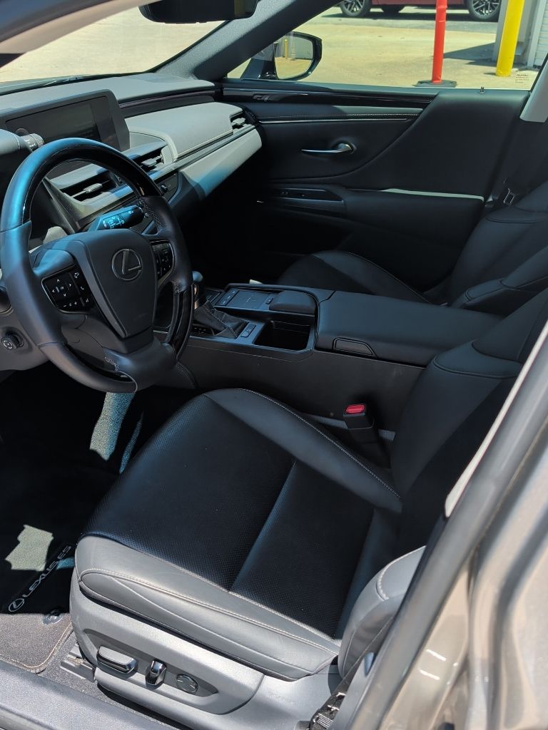 Thumbnail: 2021 Lexus ES - 4