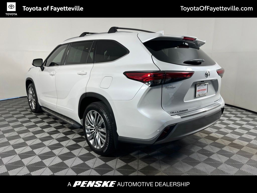 Thumbnail: 2023 Toyota Highlander - 16