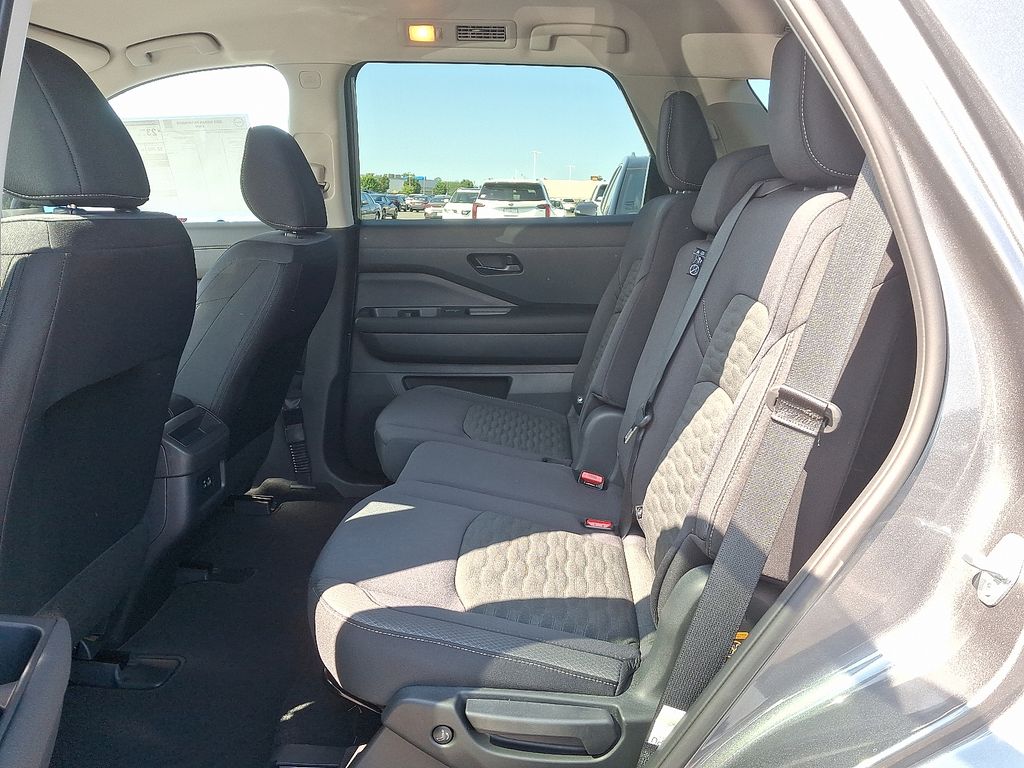 2025 Nissan Pathfinder S 5
