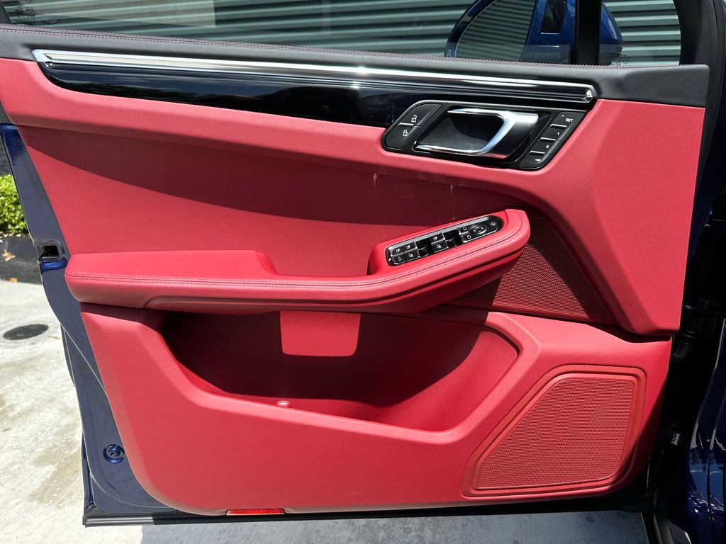 Thumbnail: 2026 Porsche Macan - 19