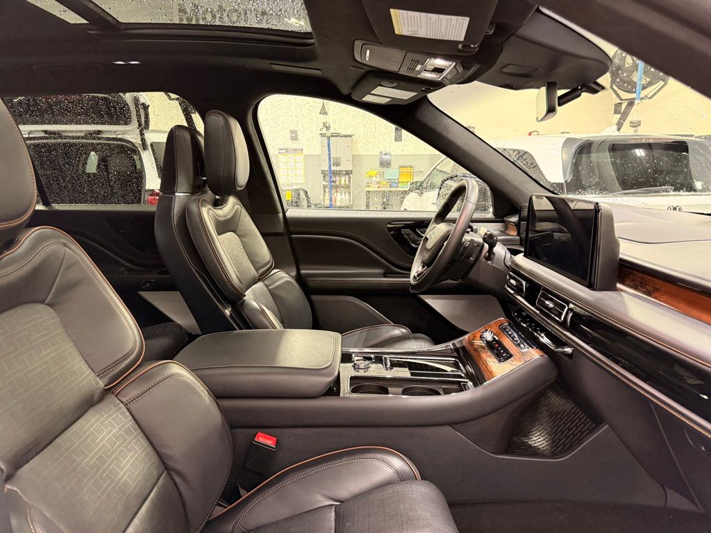 Thumbnail: 2025 Lincoln Aviator - 30