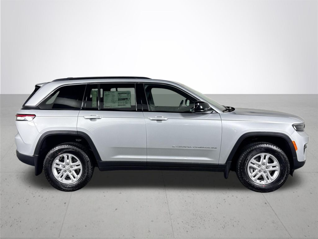 2025 Jeep Grand Cherokee Laredo photo 3