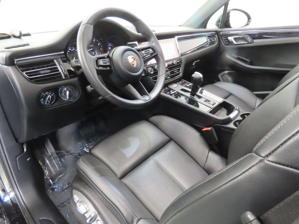 Thumbnail: 2026 Porsche Macan - 4