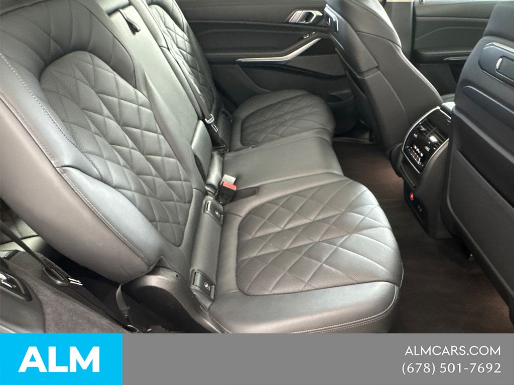 Used 2024  BMW xDrive40i image 18
