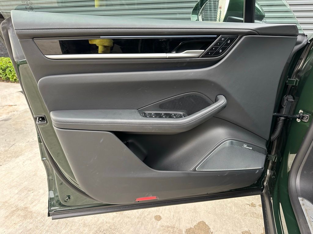 Thumbnail: 2025 Porsche Macan - 20