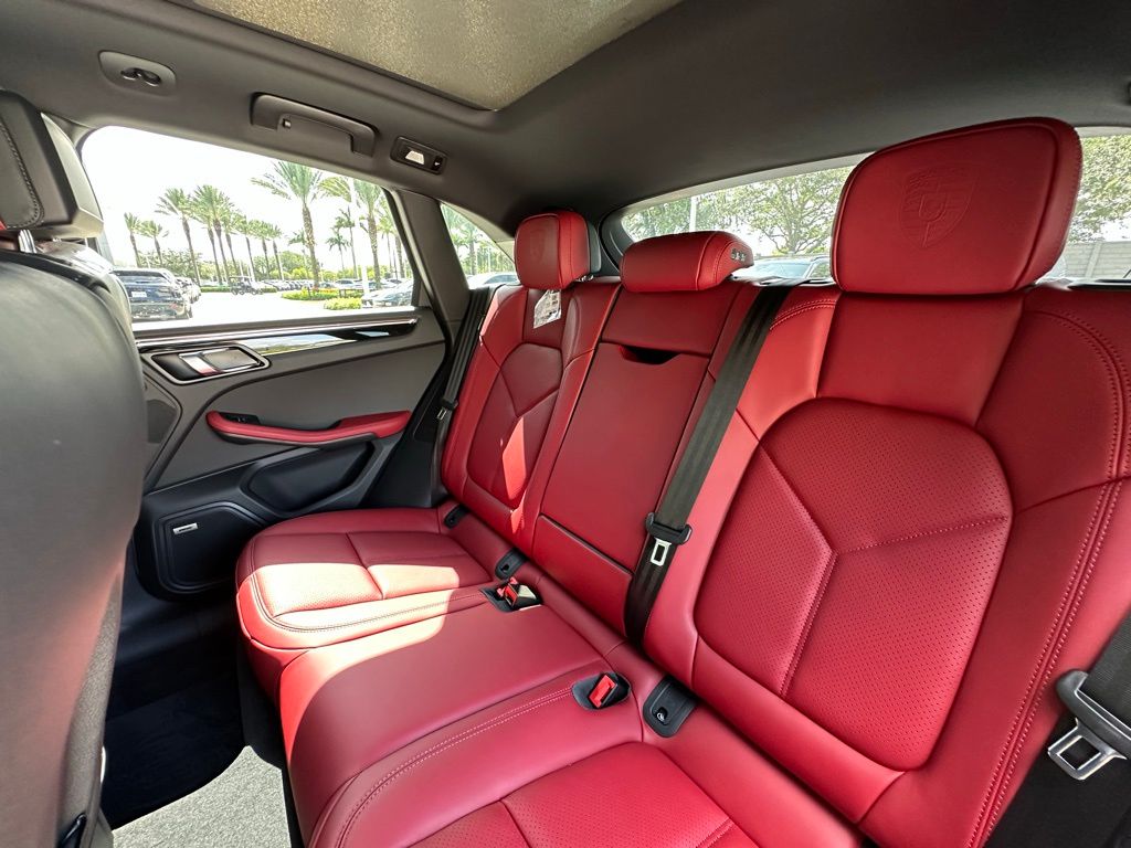 2025 Porsche Macan  31