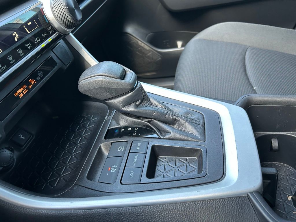 2022 Toyota RAV4 LE 22