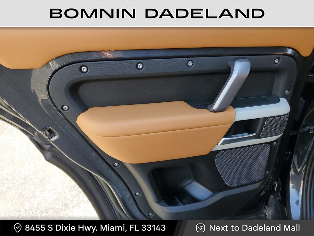2023 Land Rover Defender 110 X-Dynamic SE photo