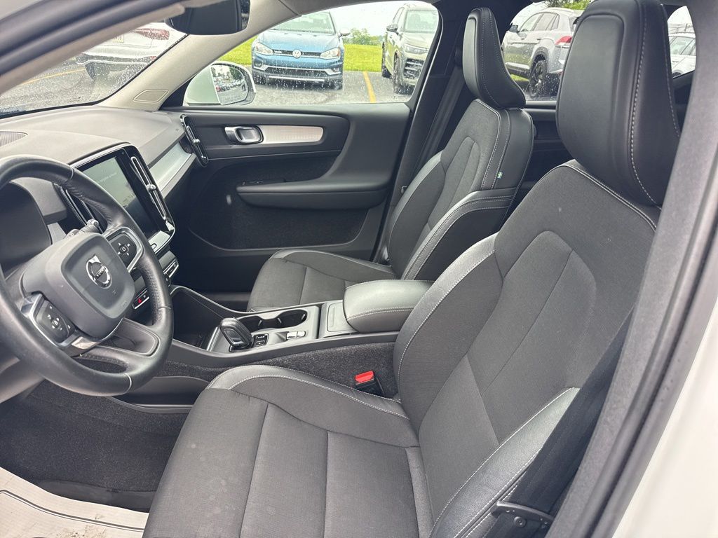 2020 Volvo XC40 Momentum White at Sutliff Volkswagen