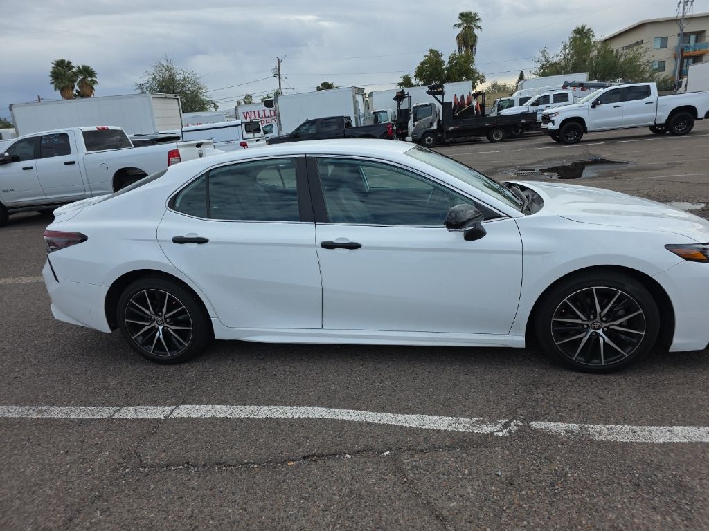 2022 Toyota Camry SE photo 4