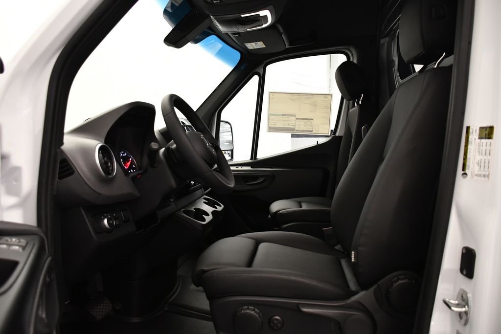 Thumbnail: 2025 Mercedes-Benz Sprinter - 25