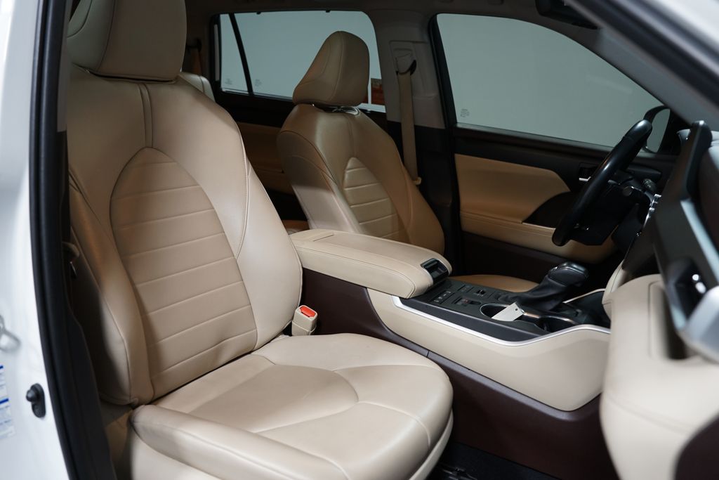 Thumbnail: 2020 Toyota Highlander - 28