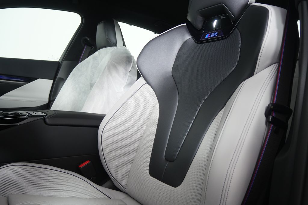 Thumbnail: 2026 BMW M5 - 12