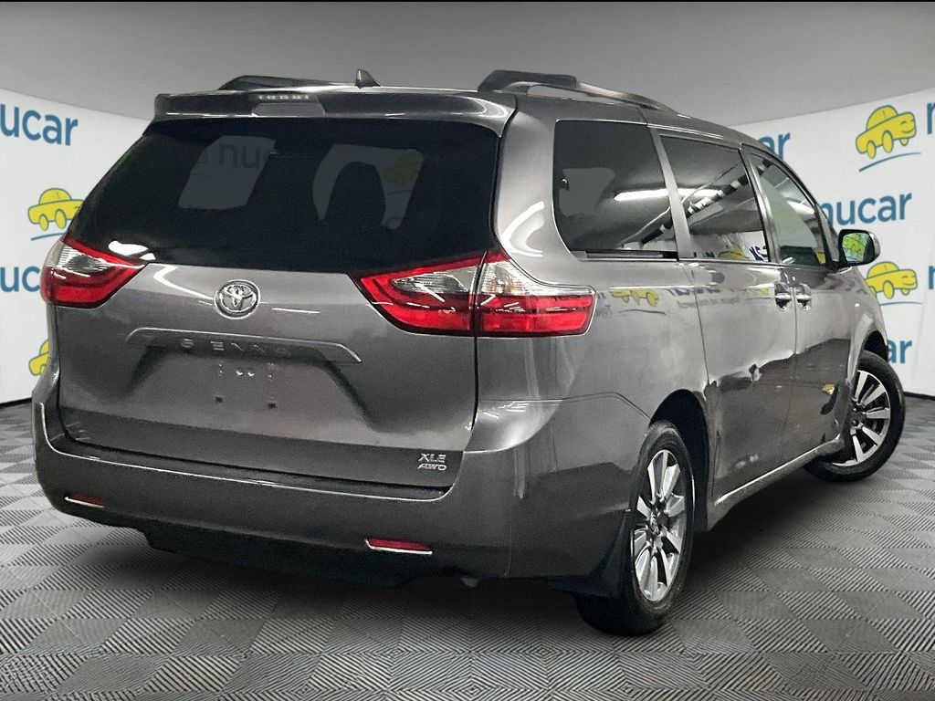 2020 Toyota Sienna — photo 6