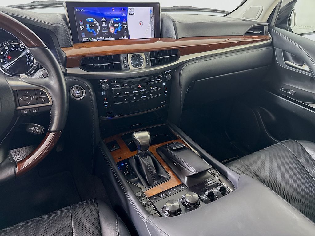 2019 Lexus LX 570 24