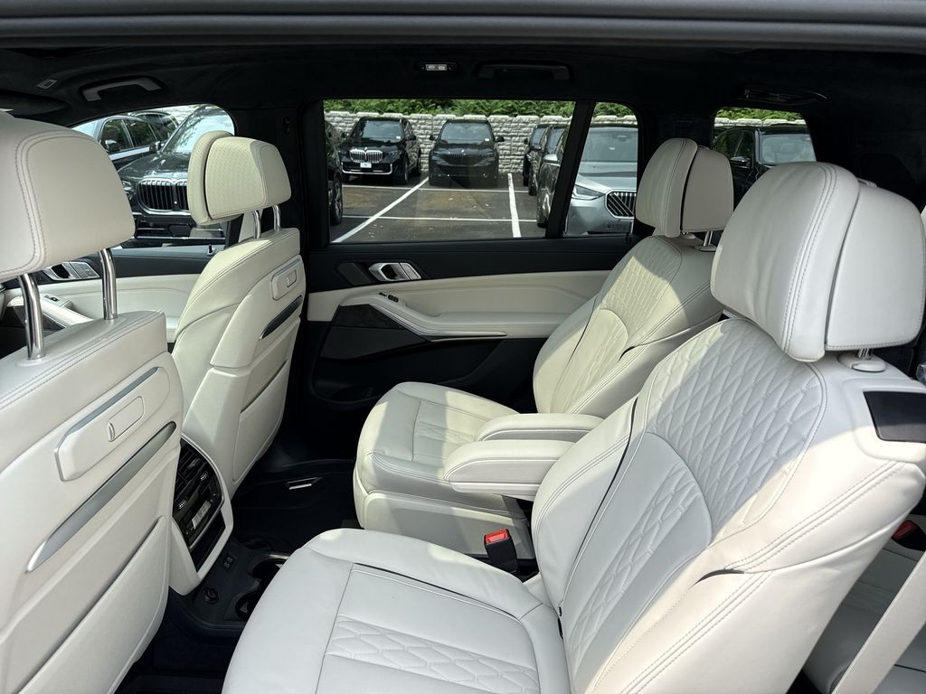Thumbnail: 2027 BMW X7 - 23