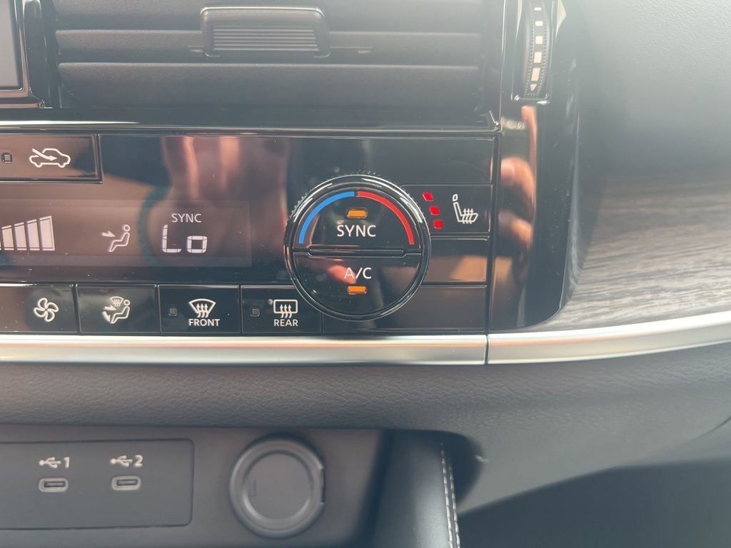 2025 Everest White Pearl/Super Black Nissan Rogue Platinum FWD SUV