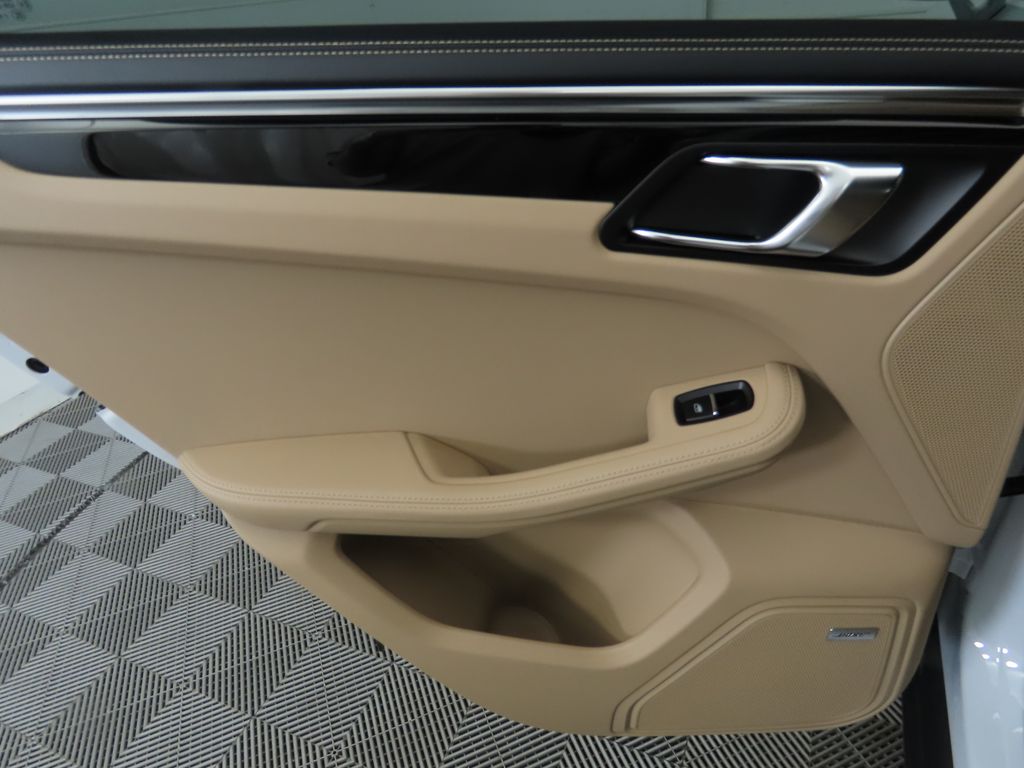 Thumbnail: 2025 Porsche Macan - 29