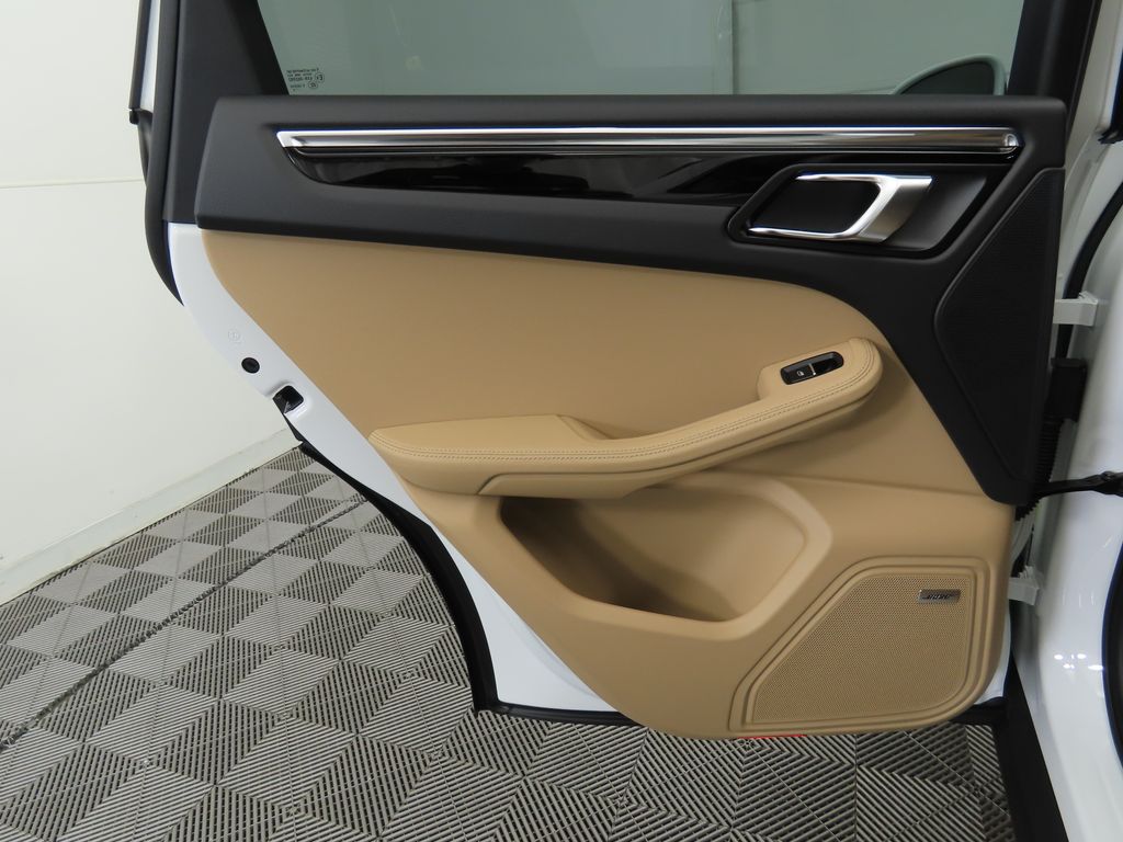 Thumbnail: 2025 Porsche Macan - 29