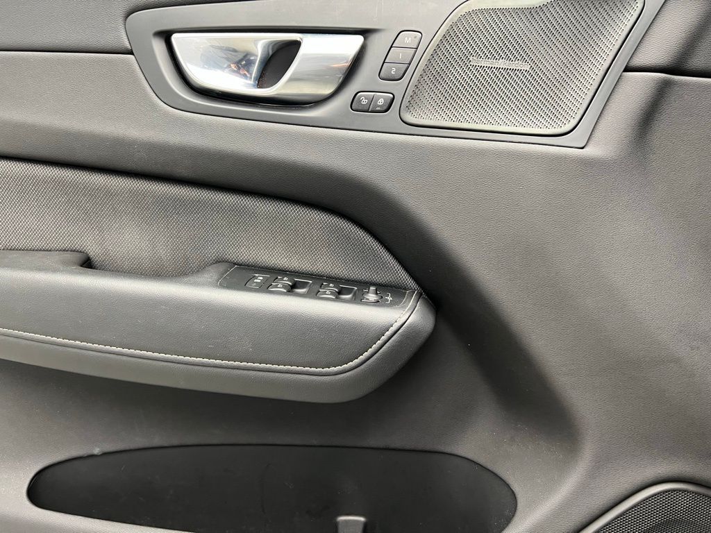 Thumbnail: 2021 Volvo XC60 - 21