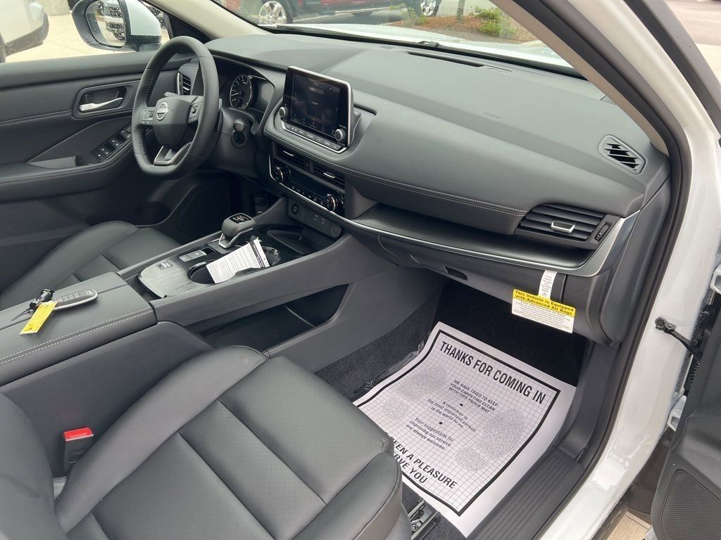 2025 Everest White Pearl Nissan Rogue SV FWD SUV