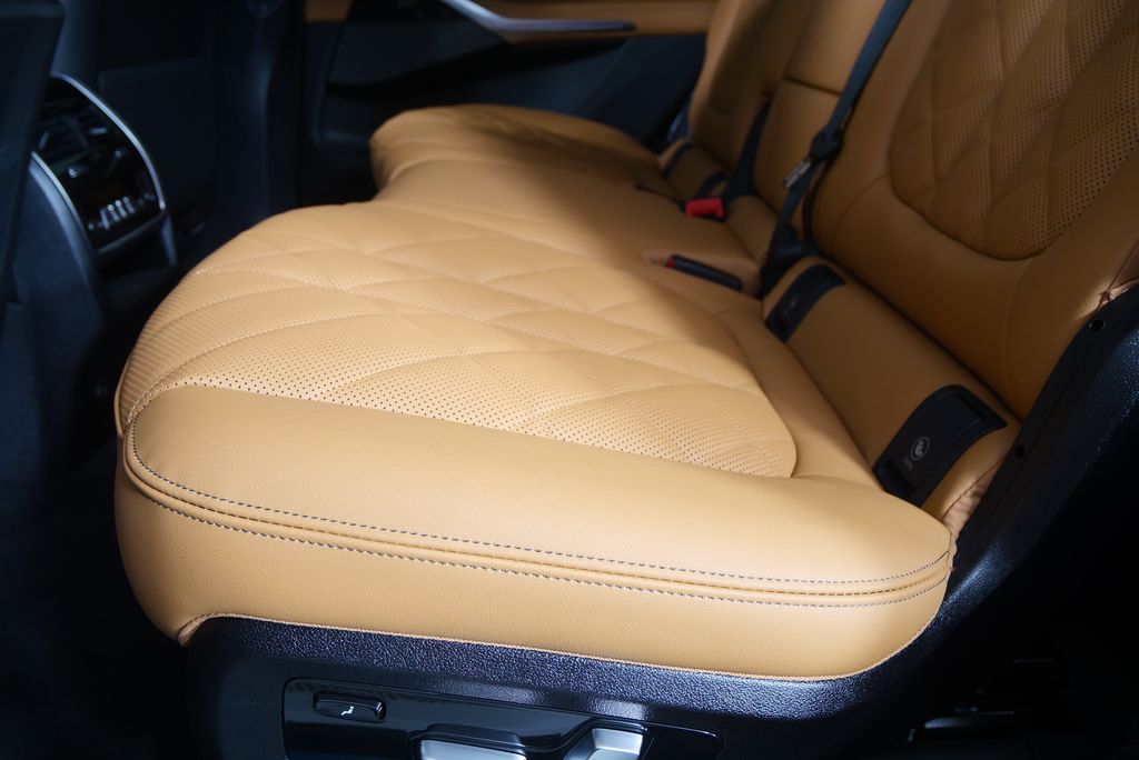 Thumbnail: 2026 BMW X7 - 15