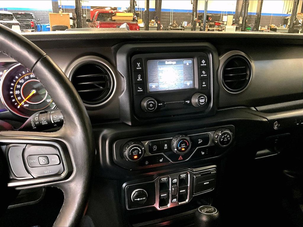 2019 Jeep Wrangler — photo 19