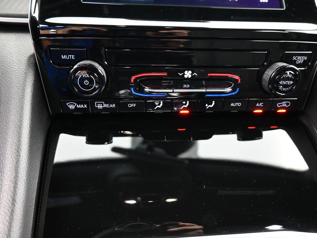 Used 2025 Diamond Black Crystal Pearlcoat Jeep Laredo image 25