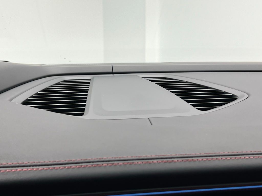 Thumbnail: 2026 Porsche Macan - 12