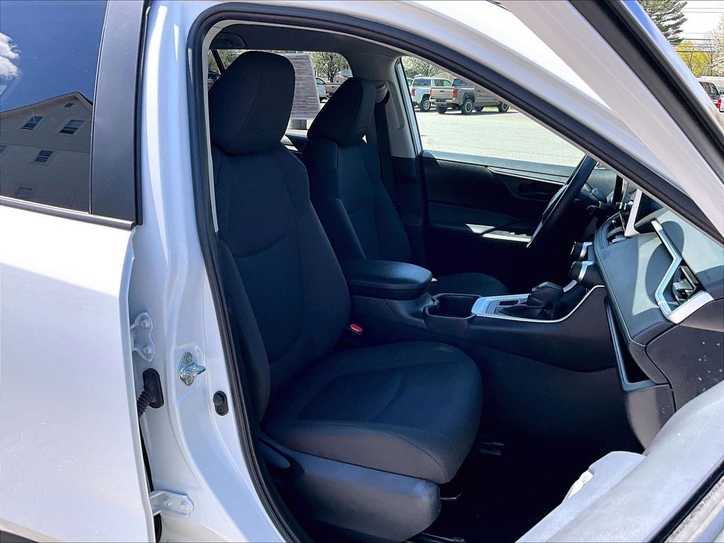 2025 Toyota RAV4 — photo 11