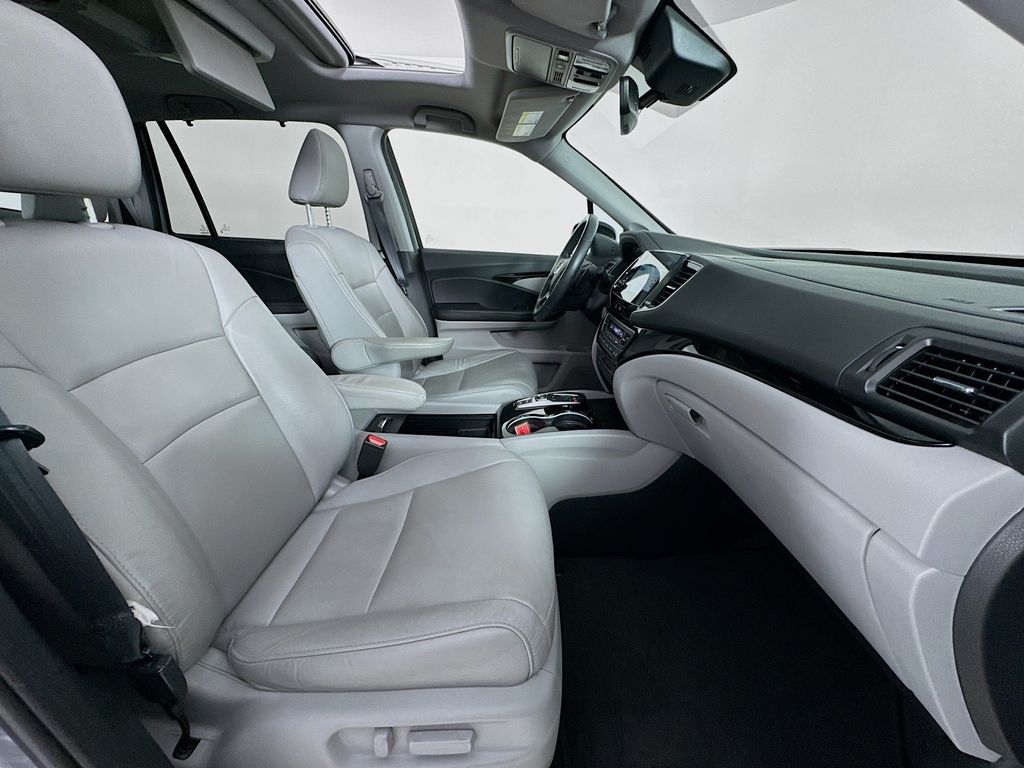 Used Car 2020 Honda Pilot  Touring For Sale Under $30,000 In Austin, Texas