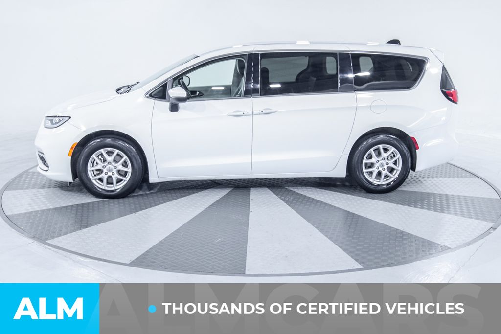 2023 Chrysler Pacifica Touring L photo 4