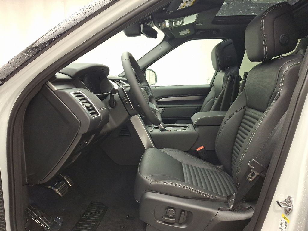 Thumbnail: 2025 Land Rover Discovery - 8