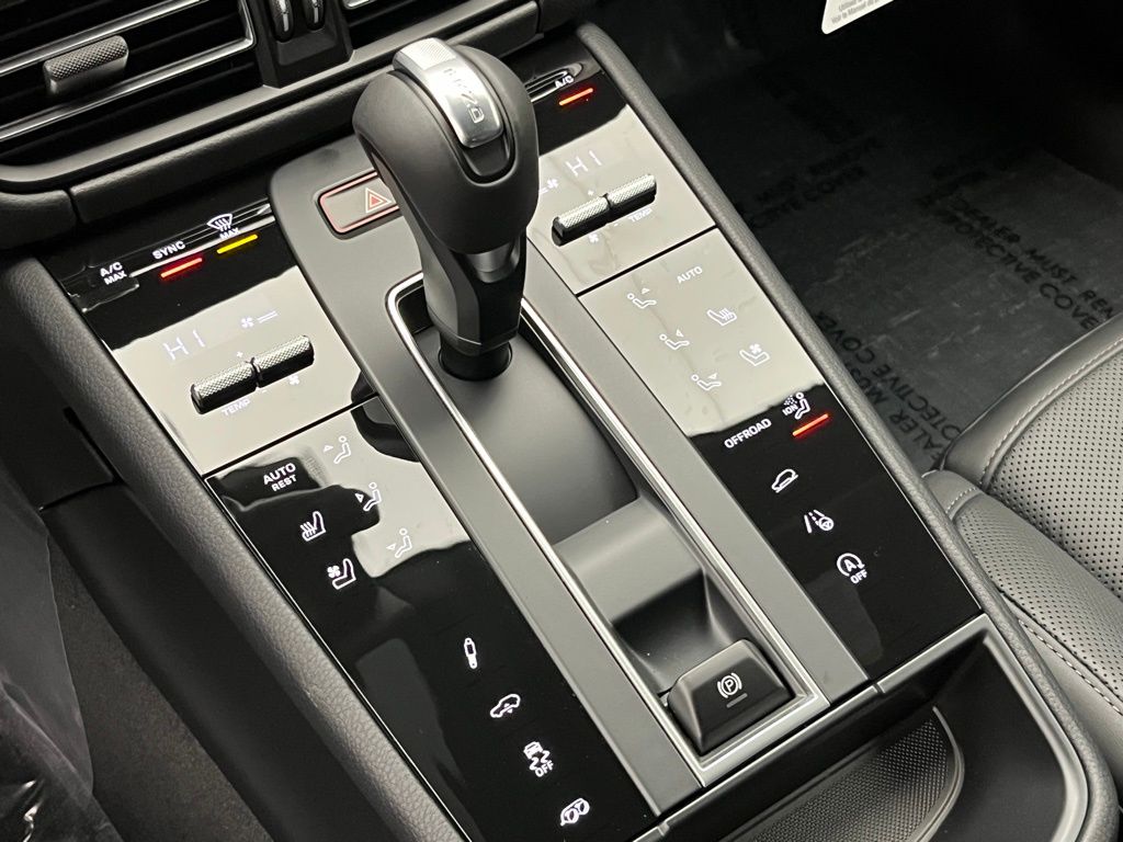 Thumbnail: 2026 Porsche Macan - 16