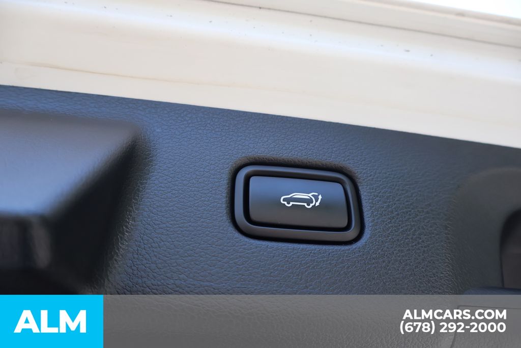 Used 2025 White Hyundai SEL image 22
