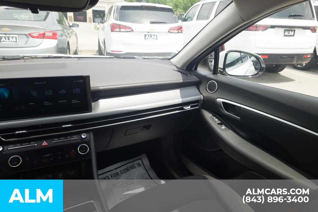 Certified Used 2025 White Hyundai SEL image 18