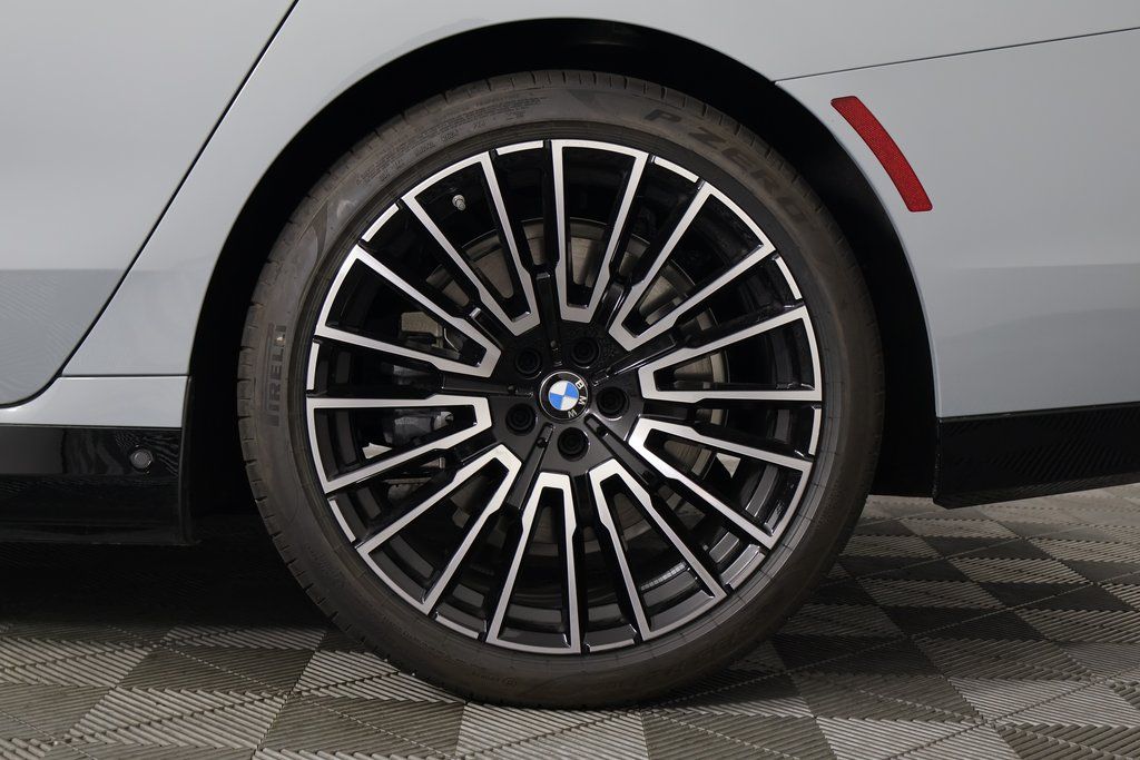 2025 BMW 7 Series 750e xDrive 10