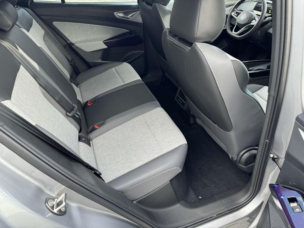 2025 Volkswagen ID.4 Pro photo
