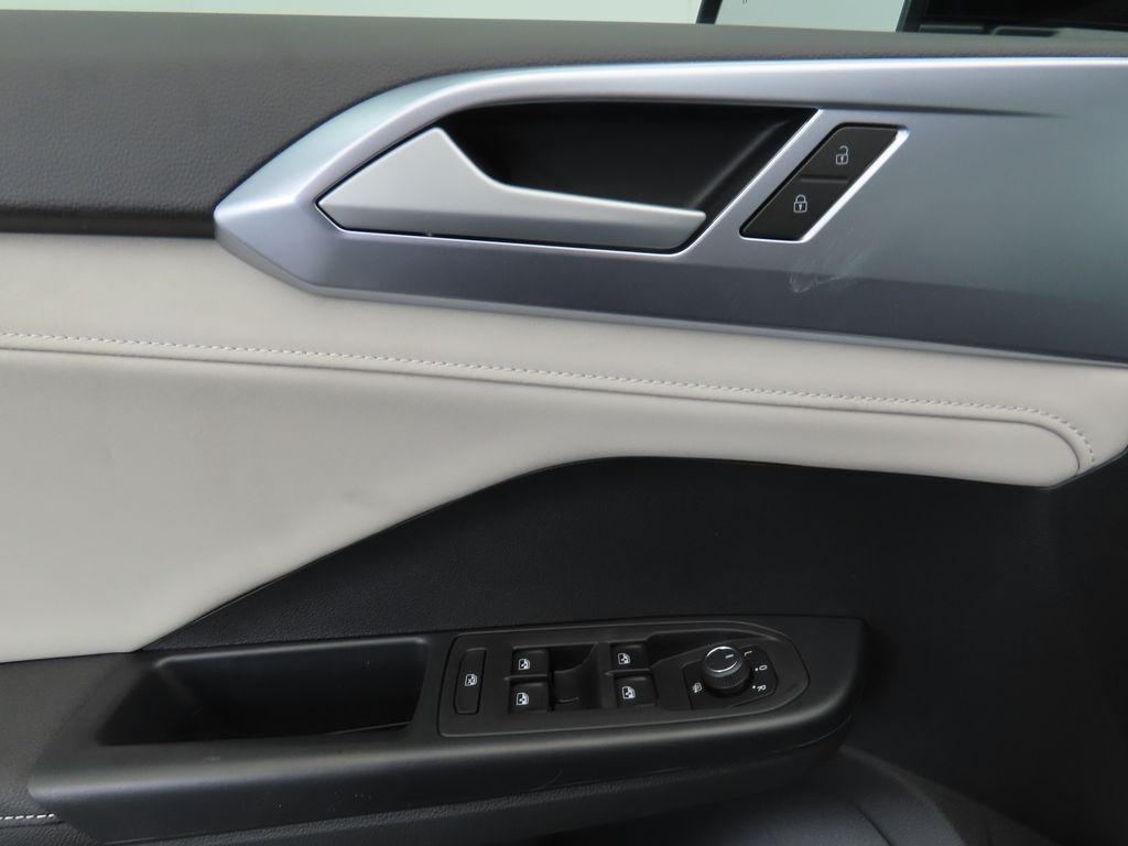 2025 Volkswagen Taos SE 24
